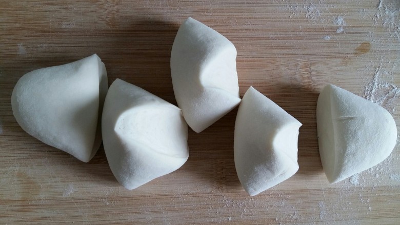 小兔奶香豆沙包,切成大小均匀的小块剂子。
