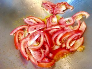 番茄燴金針菇,放入步驟2的牛番茄薄片