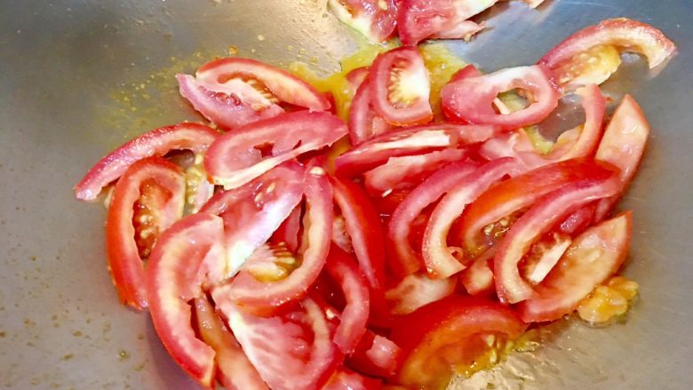 番茄燴金針菇,放入步驟2的牛番茄薄片