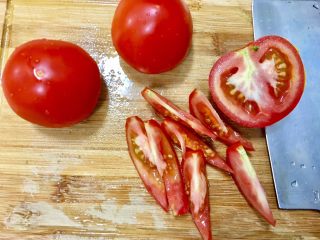 番茄燴金針菇,牛番茄洗淨切薄片