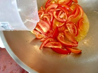 番茄燴金針菇,倒入冷水30ml