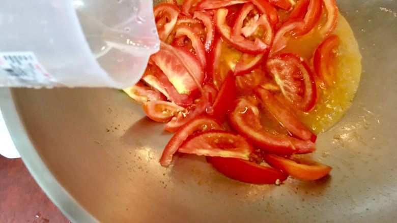 番茄燴金針菇,倒入冷水30ml