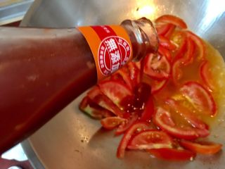 番茄燴金針菇,倒入番茄醬30ml