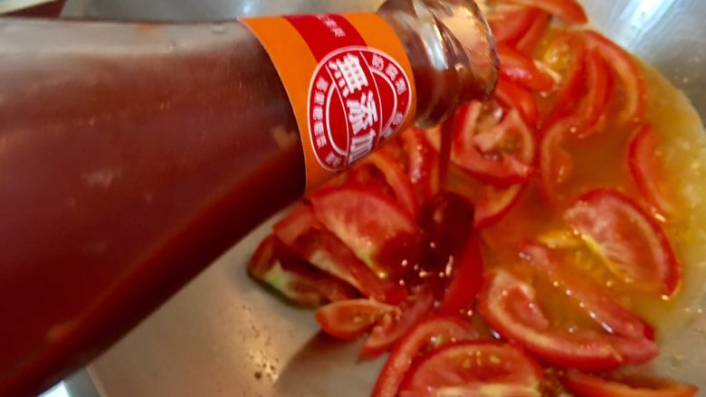番茄燴金針菇,倒入番茄醬30ml