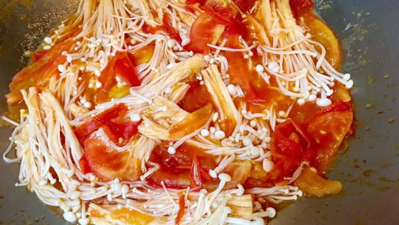 番茄燴金針菇,將食材翻炒拌勻