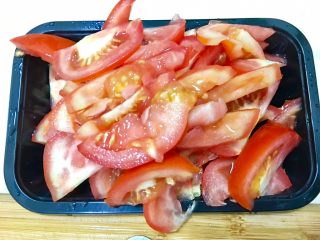 番茄燴金針菇,切好的牛番茄薄片備用