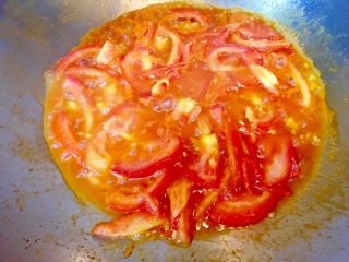 番茄燴金針菇,轉中小火拌炒