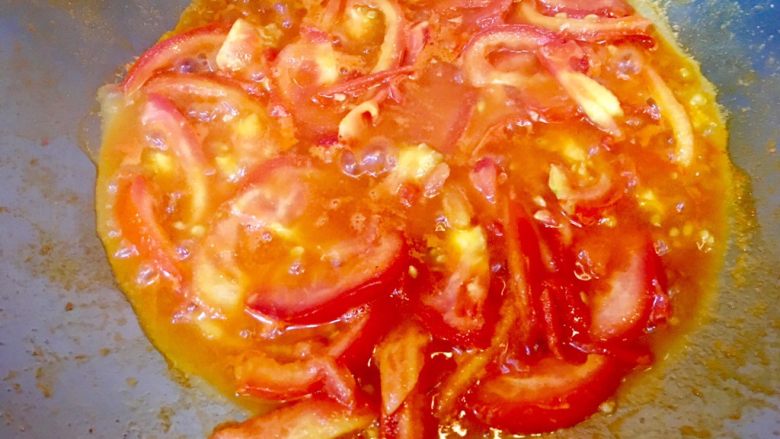 番茄燴金針菇,轉中小火拌炒