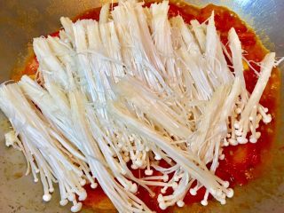 番茄燴金針菇,放入步驟3洗淨後的金針菇