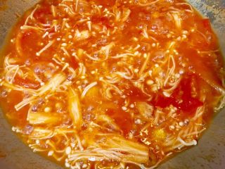 番茄燴金針菇,食材煮至沸騰後關火