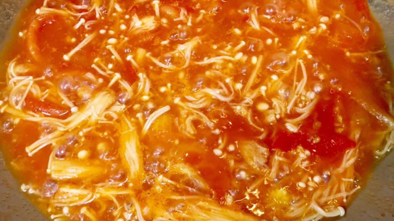番茄燴金針菇,食材煮至沸騰後關火