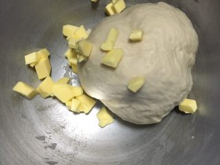 香浓炼乳面包,揉成光滑的面团后加入软化的黄油，继续揉面