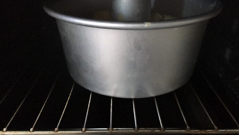 香浓炼乳面包,烤箱放进一碗开水，进行二次发酵