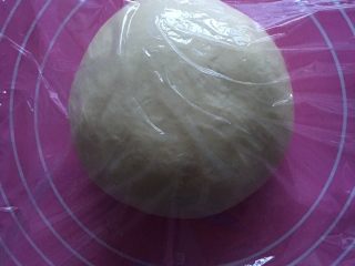 香浓炼乳面包,滚圆面团盖保鲜膜发酵