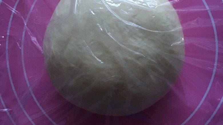 香浓炼乳面包,滚圆面团盖保鲜膜发酵
