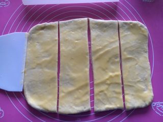 香浓炼乳面包,涂上大半的酱，剩余少量涂表面，平均分成4条