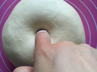 香浓炼乳面包,发至两倍大，手指沾些面粉戳洞
