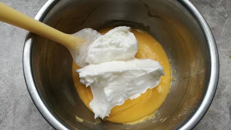 柿子小蛋糕,蛋白霜分三次加入蛋黄糊中