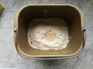 全麦土司面包,所有材料除黄油外放入面包桶揉面