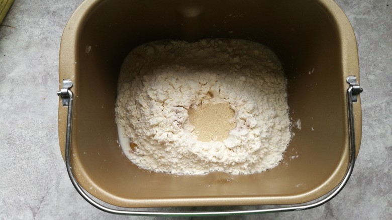 全麦土司面包,所有材料除黄油外放入面包桶揉面