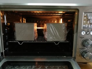 全麦土司面包,包上保鲜膜，放入烤箱37度，发酵一小时
