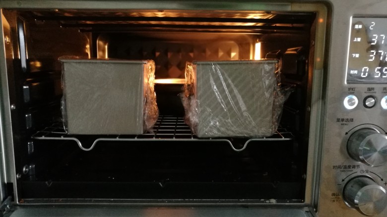 全麦土司面包,包上保鲜膜，放入烤箱37度，发酵一小时