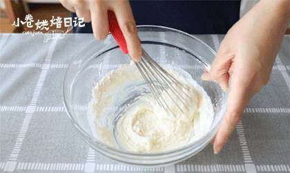 和烤箱模式说NO，好吃不上火的酸奶蒸蛋糕,筛入低筋面粉拌匀至无干粉。