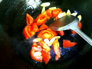 五彩疙瘩面,放入西红柿炒出红汤