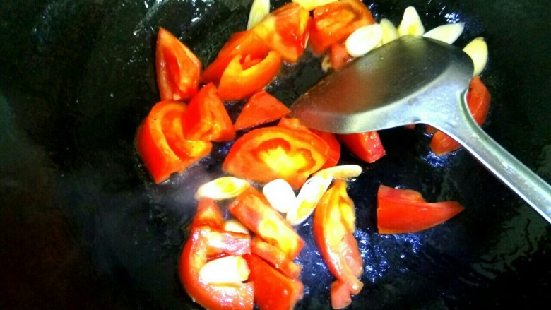 五彩疙瘩面,放入西红柿炒出红汤