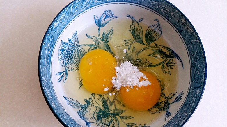 菠菜鸡蛋卷,鸡蛋打入碗里，放一点淀粉，盐