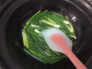 早餐自制手擀葱油捞面,待葱白稍微变色时放入葱绿