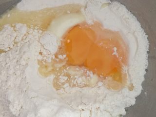 早餐自制手擀葱油捞面,放入鸡蛋，我用的鸡蛋很大，双黄蛋，亲用的鸡蛋小的话可以用两个，但要记得适当减少水的份量