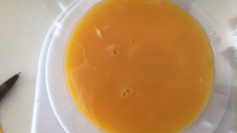早餐抹茶香脆豆,鸡蛋液放入到装有已软化好的黄油的碗里