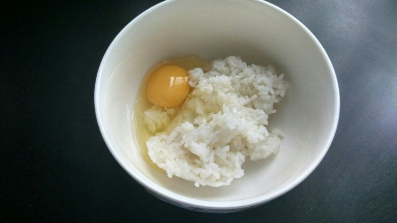 剩米饼,先打入一个<a style='color:red;display:inline-block;' href='/shicai/ 9'>鸡蛋</a>至米饭中。