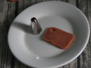 烤煎蛋火腿小花土司,找一个裱花嘴，像图片这样，印出小花