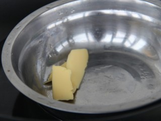 烤煎蛋火腿小花土司,黄油10g左右，隔水融化
