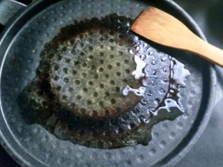 剩米饼,电饼铛烧热，放入适量的油。