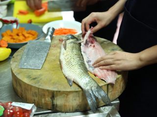 泰式咖喱🐟饼,将草鱼洗净，用刀去除鱼头鱼鳞鱼刺
