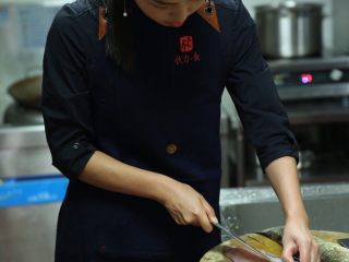 泰式咖喱🐟饼,同步骤一取出鱼骨头的方法：鱼皮朝下用刀切去整片鱼骨.脊椎部位那半条鱼皮朝上按着鱼脊方向切出鱼肉
