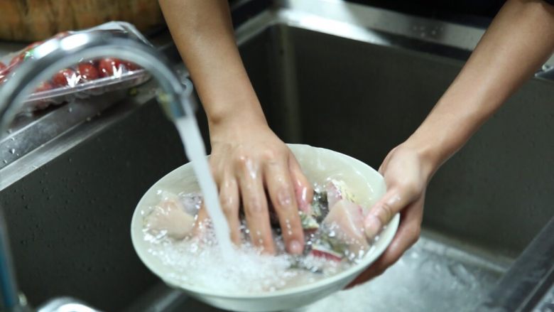泰式咖喱🐟饼,将鱼肉切块洗尽、放入料理机里面搅碎成泥