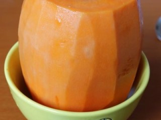 肤如凝脂木瓜冻,4.木瓜削皮，挖掉木瓜中间的籽，用铁汤勺将木瓜修成圆。