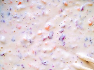 早餐+紫甘蓝卷饼,再倒入面粉，加入适量的水搅拌均匀，调成稀糊状。