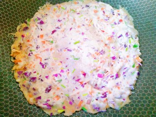 早餐+紫甘蓝卷饼,再翻个面继续煎，另一面也撒上少许葱花。