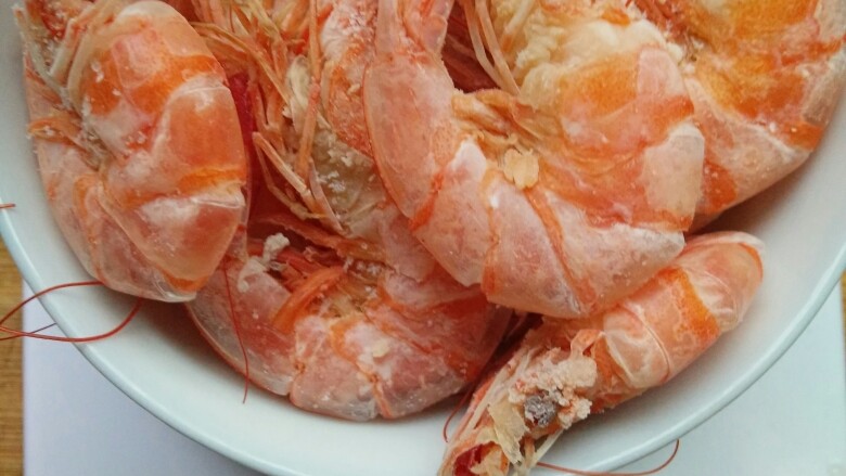 早餐螃蟹海鲜粥,准备虾一碗~300g  我准备的是晒过一天的虾，也是很鲜的