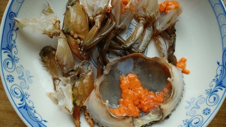 早餐螃蟹海鲜粥,先装在盘子里面备用