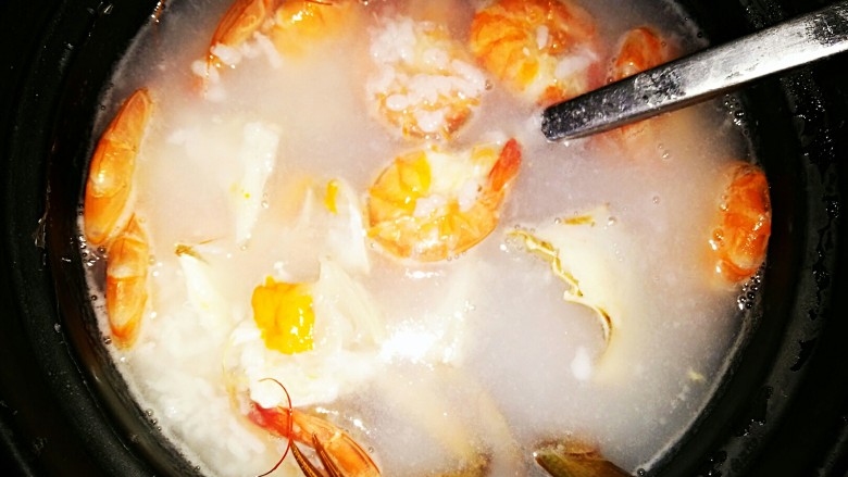 早餐螃蟹海鲜粥,粥煮的差不多了 虾螃蟹还有生姜一起放进去煮