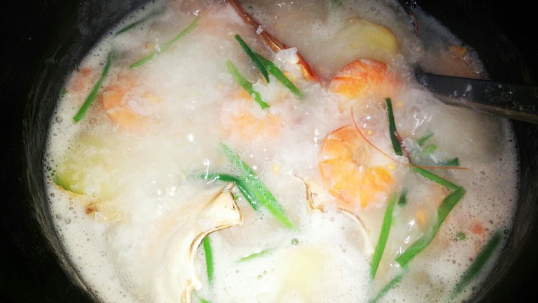 早餐螃蟹海鲜粥,煮的差不多的时候放葱