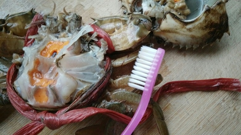 早餐螃蟹海鲜粥,去腮准备牙刷刷洗干净