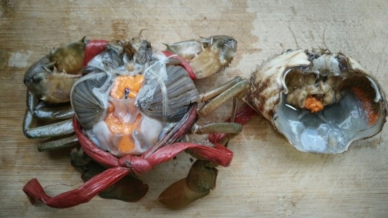 早餐螃蟹海鲜粥,先把壳掰出来，可劲掰，小心点哦