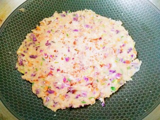 早餐+紫甘蓝卷饼,煎至两面金黄便可出锅。